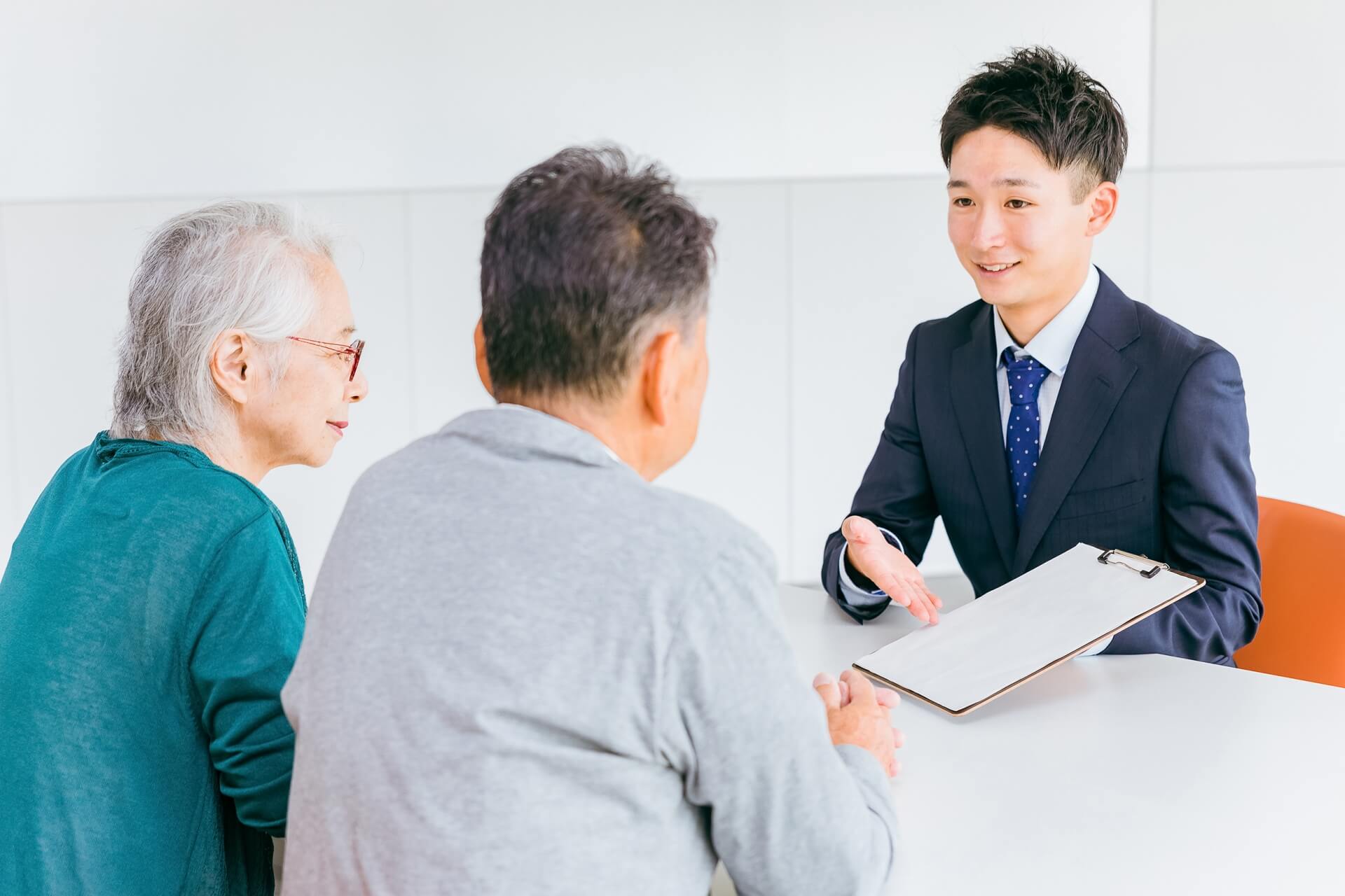 担当が介護施設を紹介・提案している